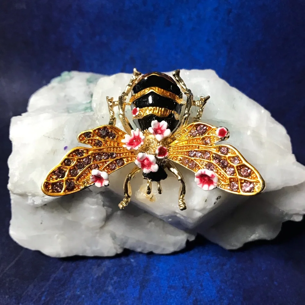 Gorgeous gold tone bumblebee with flowers brooch - Picture 2 of 5